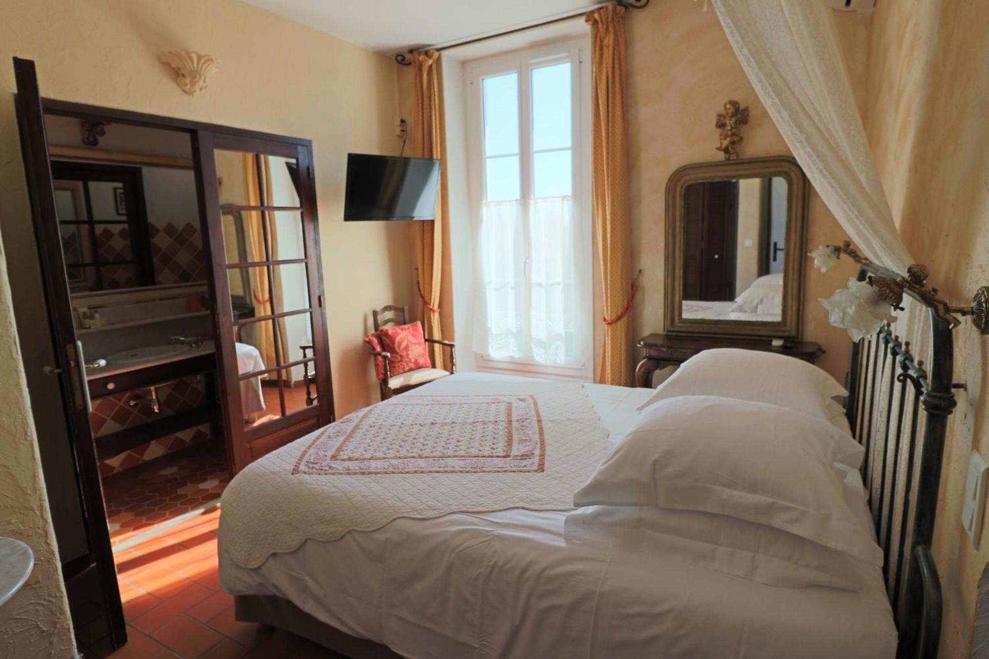 Hotel La Roseraie , Familial Ouvert Toute L'annee